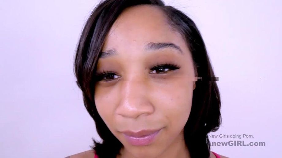 Dulce teen se pone puta chupando polla larga en el casting