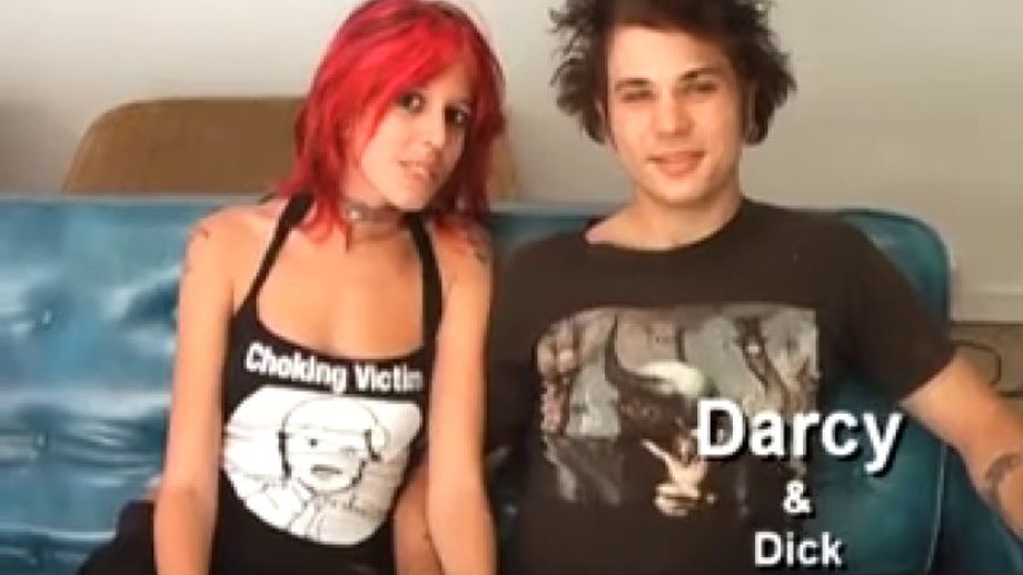 Pequeña novia adolescente tatuada quiere que la follen duro