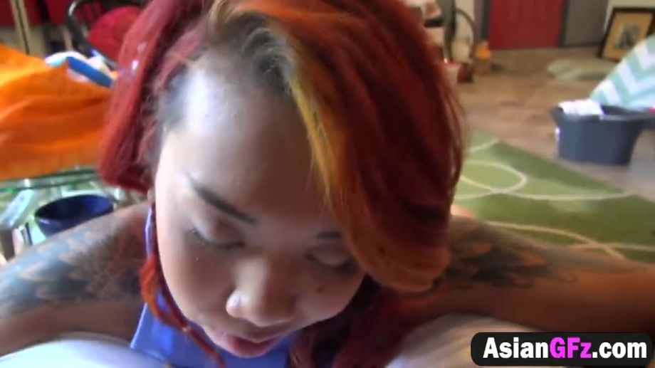 Una novia asiática se deja estirar el coño con una polla.