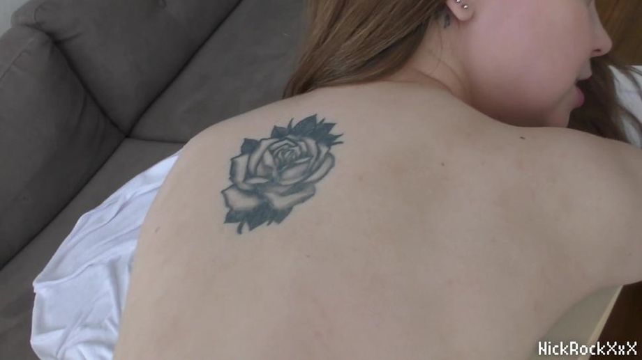 Polla negra gigante para el coño apretado de la blanca flaca