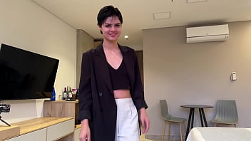 Jovencita secretaria follada por el jefe mayor