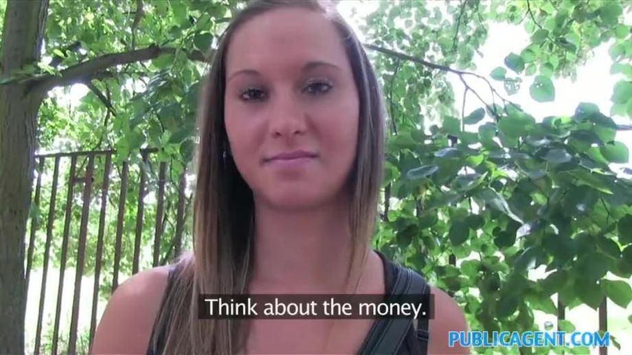 Adolescente checa folla al aire libre por dinero