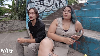 La joven pelirroja Natalie Lust enseña sus tetitas en la estación