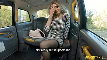 La madura puta con tetas grandes follada en el taxi