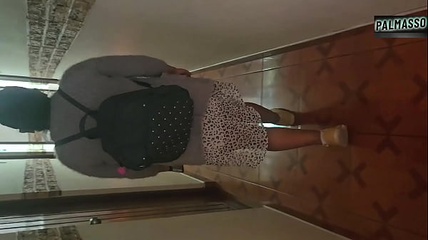 Esposa milf cachonda engaña al marido follando con su amigo