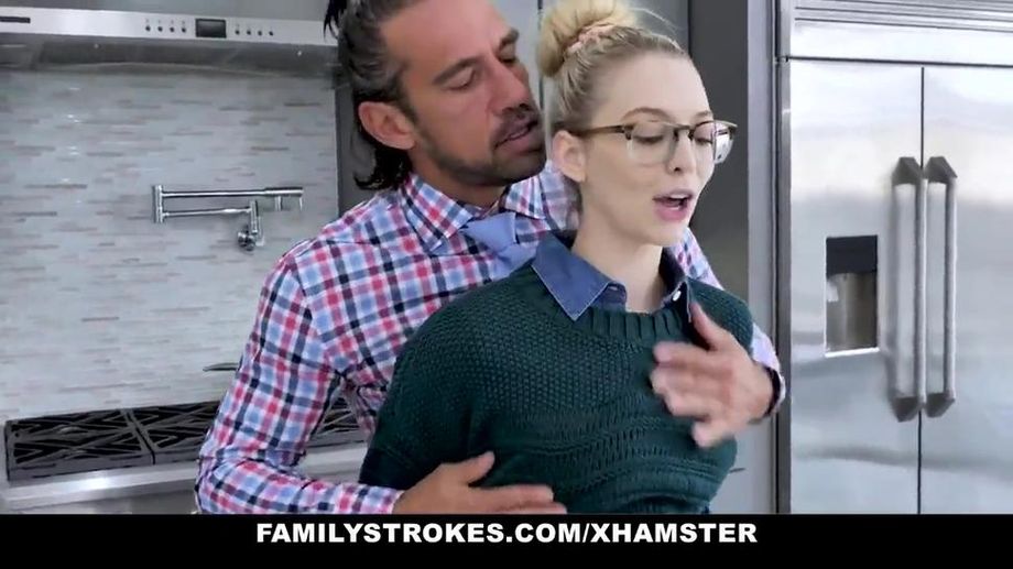 La adolescente Miranda Miller se folla a su padrastro en un estilo perrito tabú