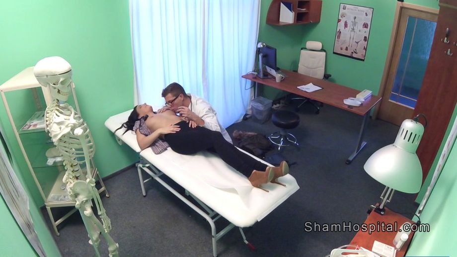 La belleza de ojos azules se folla la polla del médico