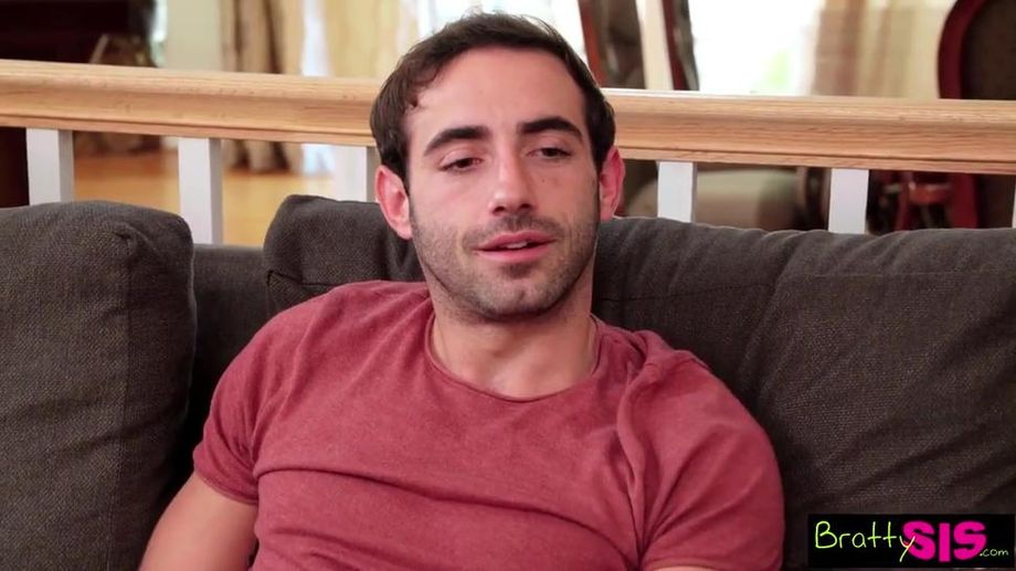 La traviesa adolescente Sky Pierce se masturba y le hace una mamada a su novio