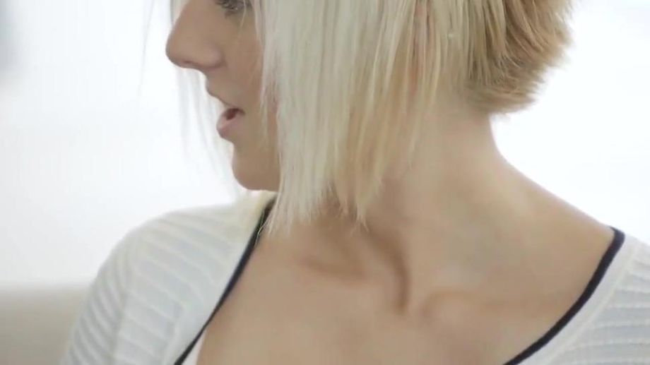 La traviesa secretaria Kate Nox chupa una polla dura en su oficina