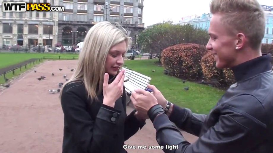 Rubia sexy tiene un trío en un baño público