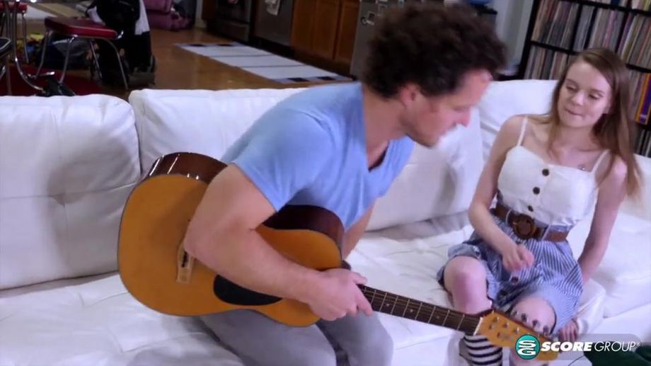 Una chica en forma abre las piernas y le follan el ano