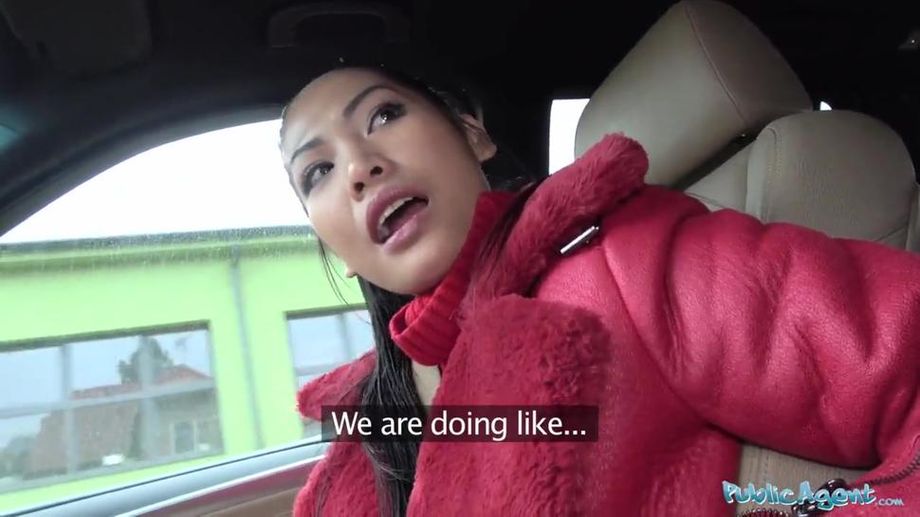 Una tailandesa de grandes pechos adora chupar y follar pollas